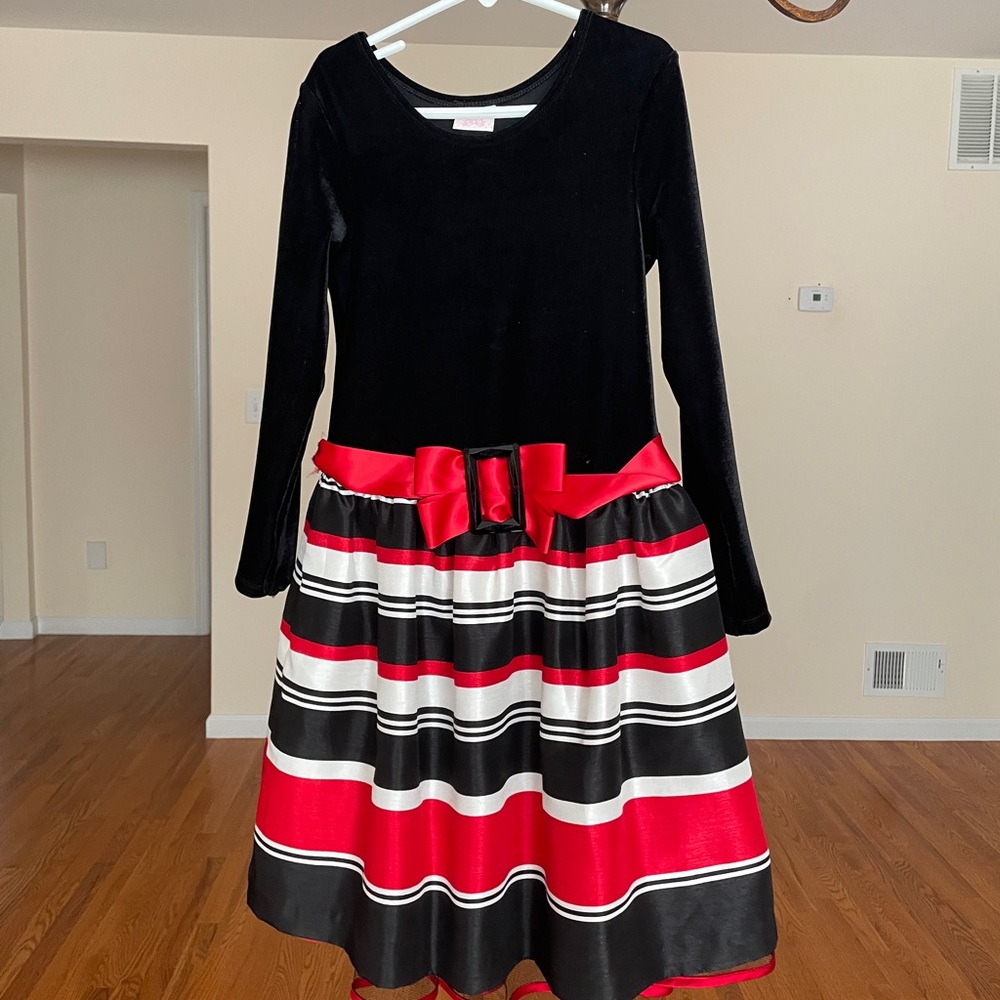 Black, red & white Christmas dress!! Bought from Macy’s. Only worn once.